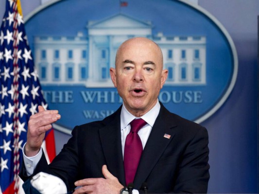 Jefe de seguridad nacional defiende política migratoria de EEUU