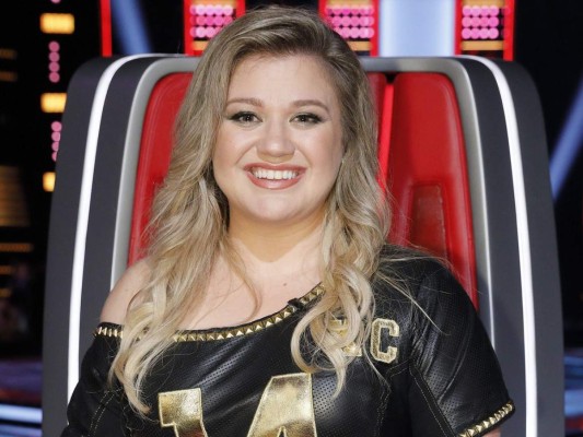 Kelly Clarkson suma a su lista de títulos madrina de crucero