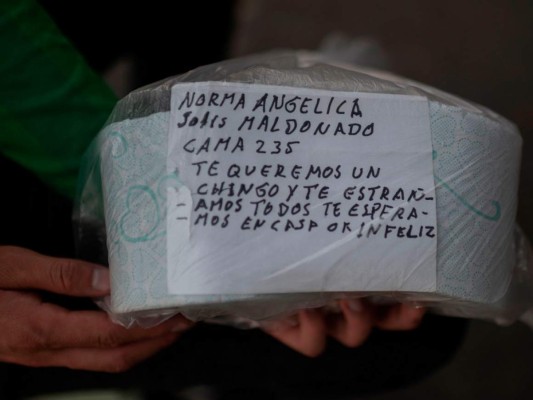 Con cartas, mexicanos envían aliento a parientes con Covid-19 (FOTOS)