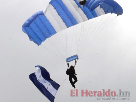Desfiles patrios: El show de los paracaidistas explicado en 8 datos
