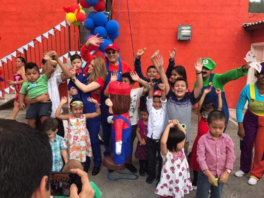 Periodista Esdras Amado López se disfraza de Mario Bros para celebrar el cumpleaños de su hijo