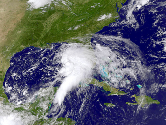 Debby estacionada sobre Florida con lluvias torrenciales