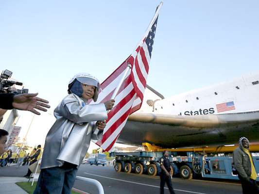 Transbordador espacial Endeavour en viaje final hacia museo