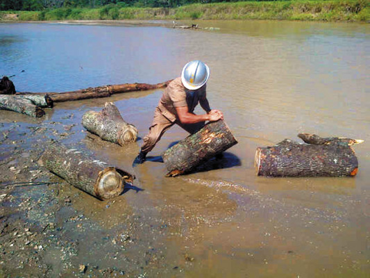 Bomberos de Juticalpa han iniciado la limpieza de ríos previo a la Semana Santa