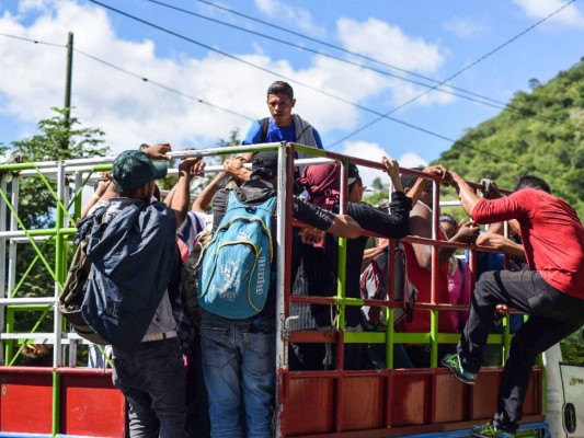 Muere hondureño al caer de un tráiler en la caravana migrante en México
