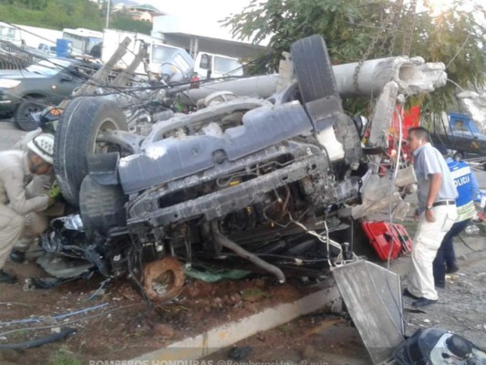 Dos heridos deja aparatoso accidente en el bulevar Kuwait