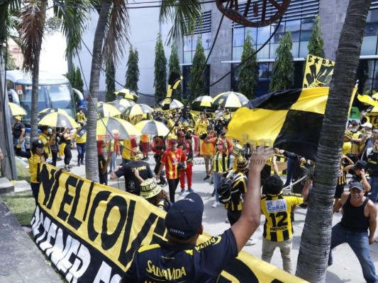 Aficionados del Real España le ponen color al clásico sampedrano (FOTOS)