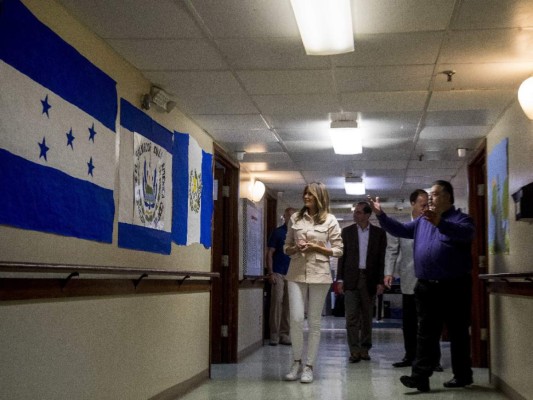 Melania Trump visita a niños migrantes separados de sus padres en Estados Unidos