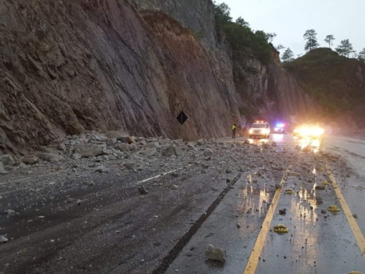 Las fuertes lluvias en el territorio nacional ocasionan un derrumbe en la Cuesta de la Virgen
