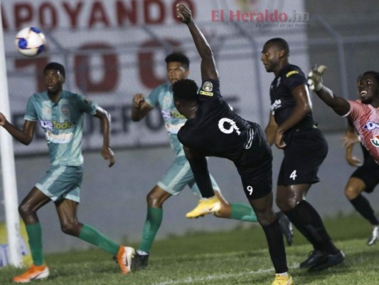 Los rostros de tristeza de los jugadores del Real de Minas por el descenso