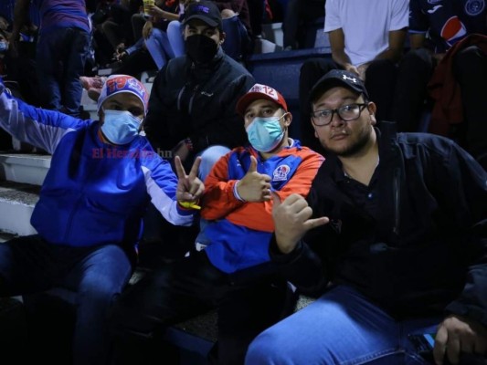 Aunque no hubo goles, estos aficionados disfrutaron el clásico entre Olimpia y Motagua