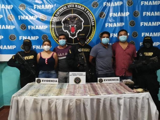 Con miles de dólares capturan a cuatro personas durante allanamiento en La Ceiba