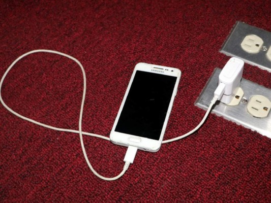 ¿Será malo cargar toda la noche el teléfono?, descubre la verdad detrás de esta frase