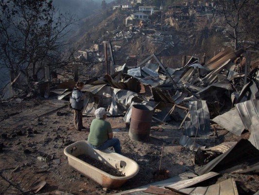 Unas 150 casas destruidas por voraz incendio que continúa activo en Chile