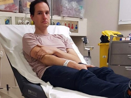 Hombre inventa collar anticontagio y termina con nariz llena de imanes