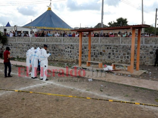 Dolor y lágrimas en el campo donde mataron a hombre cuando jugaba (Fotos) &nbsp;