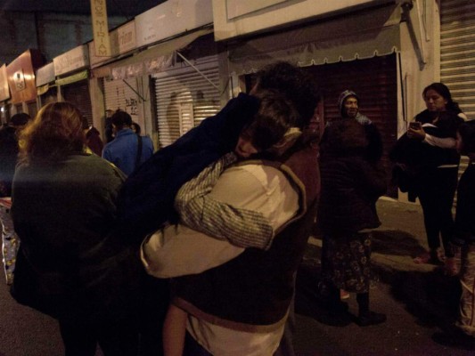 FOTOS: Tras fuerte temblor en México, las familias se abrazan nerviosas en las calles