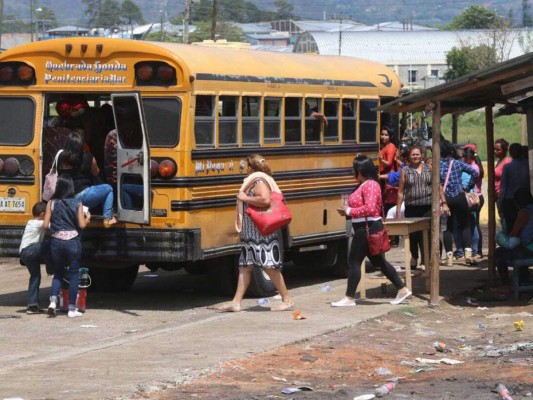 Madres lloran al saber que no podrán ver a sus hijos en la Penitenciaría Nacional en este Día de la Madre