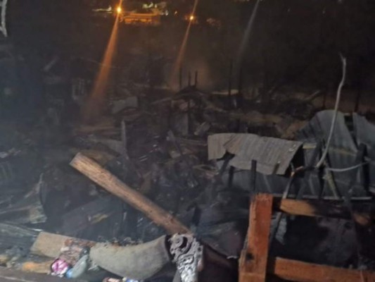 Voraz incendio deja un muerto y consume al menos 29 viviendas en el barrio La Bolsa&nbsp;&nbsp;