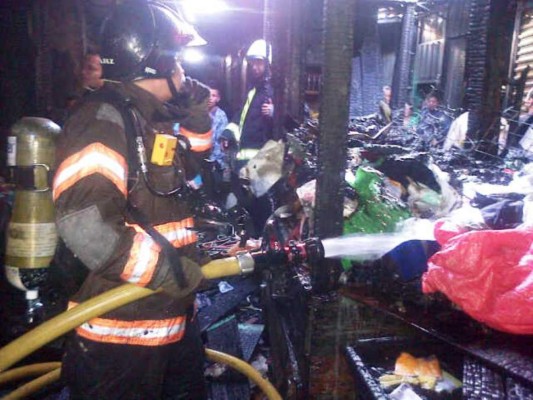 Comayagüela: Incendio consume 10 puestos en el mercado San Isidro