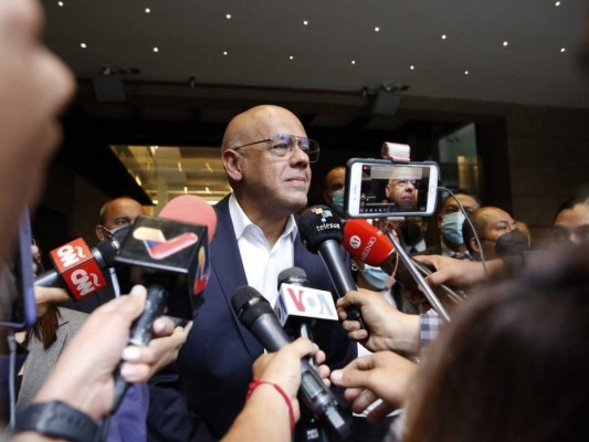 El jefe de la delegación del Gobierno venezolano, Jorge Rodríguez, habla con la prensa frente al hotel donde se desarrollan las negociaciones entre el gobierno venezolano y la oposición en la Ciudad de México. Foto: AFP