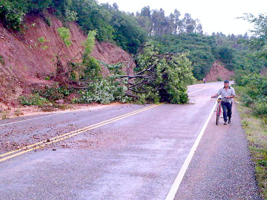 Al menos cinco mil personas incomunicadas dejan lluvias en Honduras