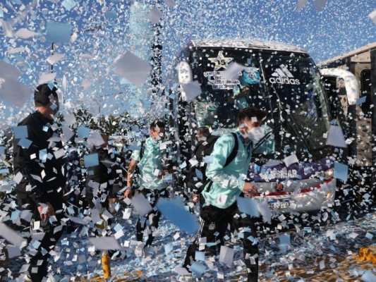 Al ritmo del 'Dale Campeón” Argentina llega a Ezeiza y es recibida por una multitud