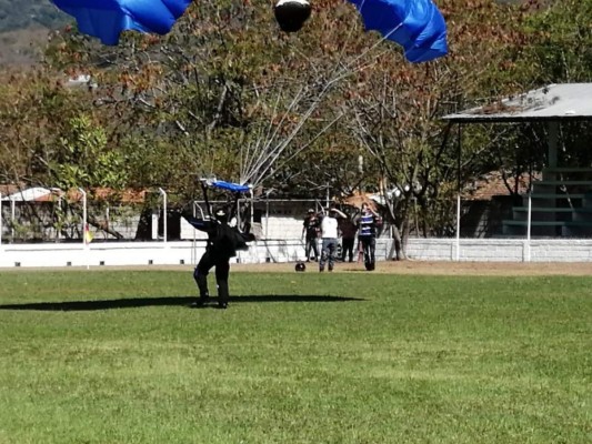 Miembro de las Fuerzas Armadas muere al no funcionar su paracaídas en La Unión, Lempira