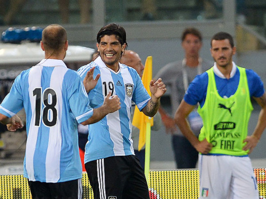 Argentina gana 2-1 a Italia