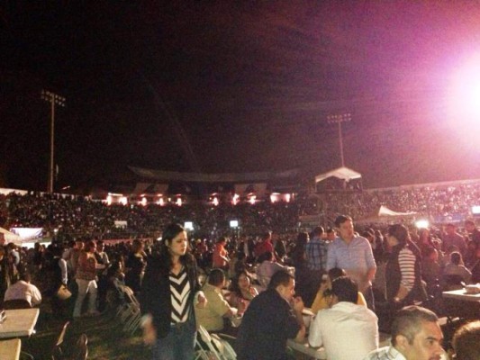 Llegó el momento del show del Buki solitario