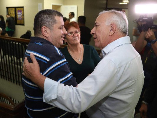 Mauricio Oliva visita a Chelato Uclés en el Seguro Social