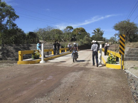 Inauguran puente que beneficia a 11 comunidades