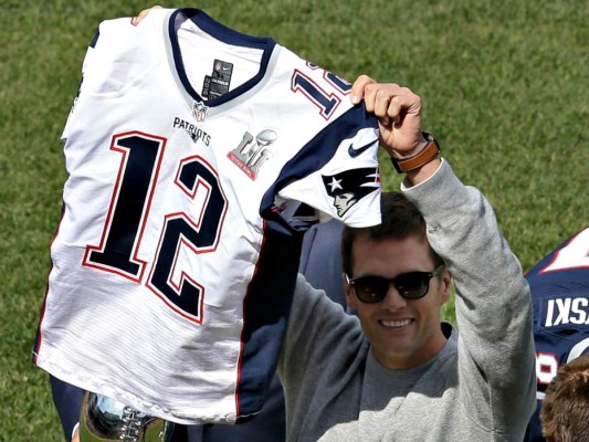 Tom Brady recupera la camiseta que le robaron en Súper Bowl