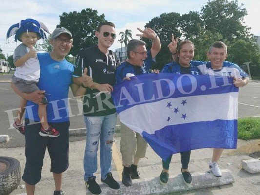 Así está el ambiente a las afueras del Rommel Fernández previo al juego entre Panamá y Honduras
