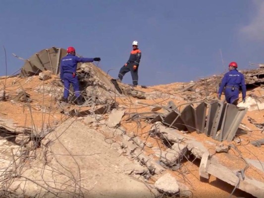 Titánica labor: Rescatistas recuperan cuerpos entre escombros en Beirut