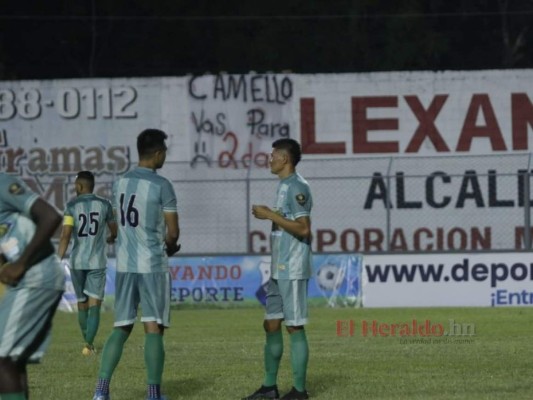 Los rostros de tristeza de los jugadores del Real de Minas por el descenso