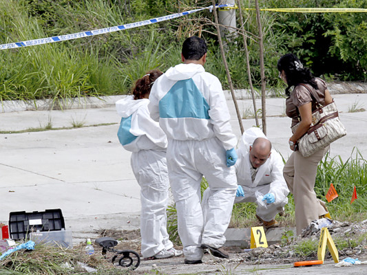 Investigadores retornan a escena del crimen de Villatoro