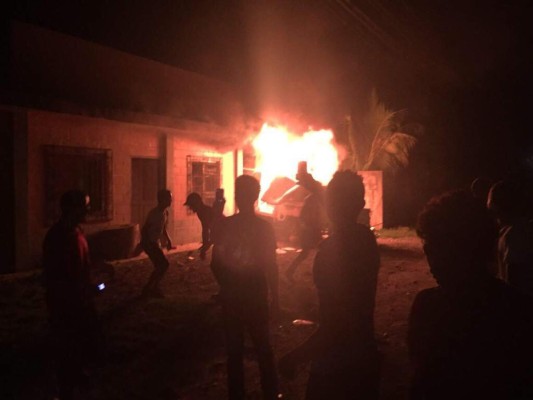 Turba quema posta y dos patrullas policiales