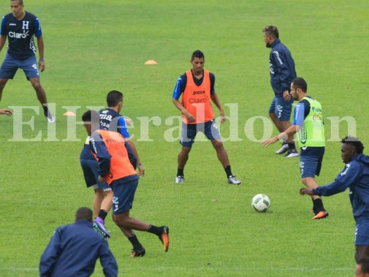 Selección de Honduras entrena bajo la lluvia y Pinto inicia a armar su once titular&nbsp;&nbsp;