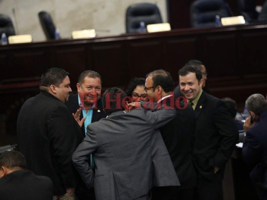 Pancartas, canciones y sonrisas, el ambiente previo a elección de fiscal general