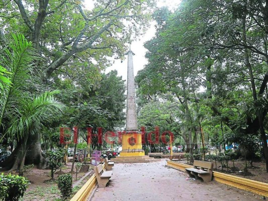El Obelisco conmemora el primer centenario de independencia.