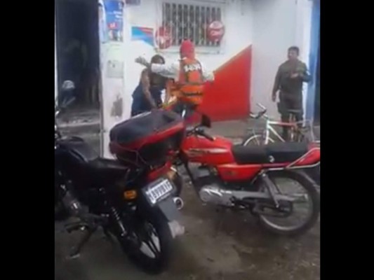 Video registra golpiza a una mujer frente a soldados indiferentes