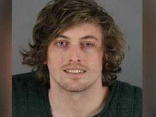 Capturan a hombre que fumaba marihuana mezclada con las cenizas de su madre