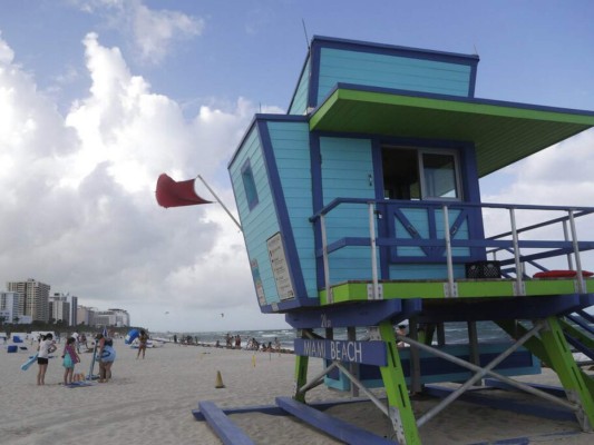 FOTOS: El huracán Isaías azota las Bahamas mientras avanza a Florida