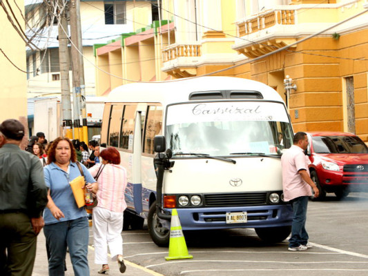 Microbuses acatan regulación