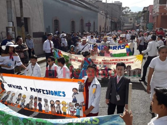 FOTOS: Coloridos desfiles protagonizaron al menos 300 escuelas en la capital