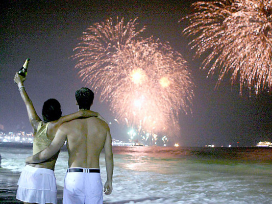 El mundo saluda al 2012 y dice adiós a un difícil año viejo