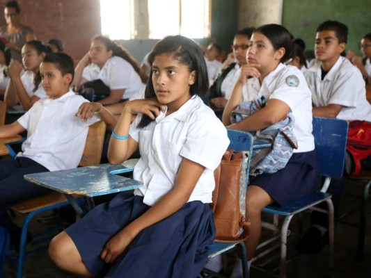 Charlas de Educación llegan al CEB San Miguel de Heredia