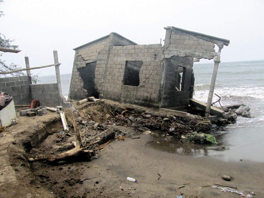 Casas destruidas en Punta Ratón por embate de elevadas olas