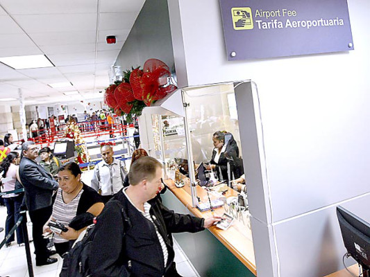 El nuevo impuesto a viajeros es por razones de 'seguridad nacional', dice Áfrico Madrid
